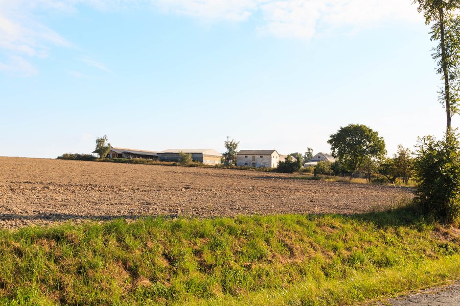 File:Libecina - farma.jpg