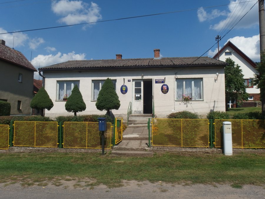File:Bezděčí u Trnávky, OÚ.jpg