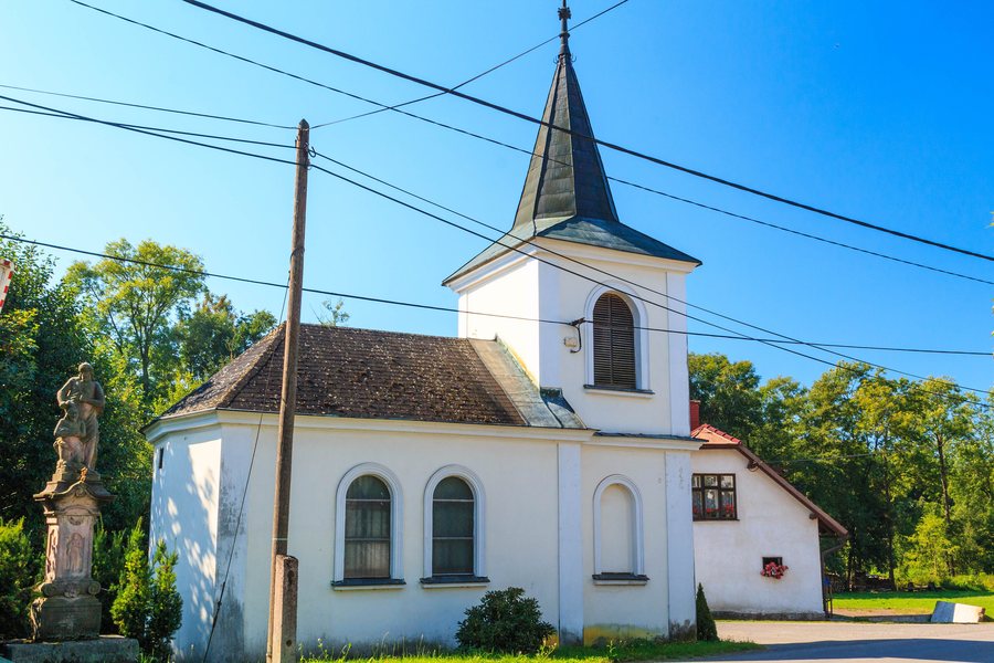 File:Veselá u Rovenska pod Troskami - kaple.jpg