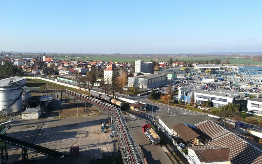 File:Dolní Bučice (Vrdy) - pohled od JV obr01.jpg