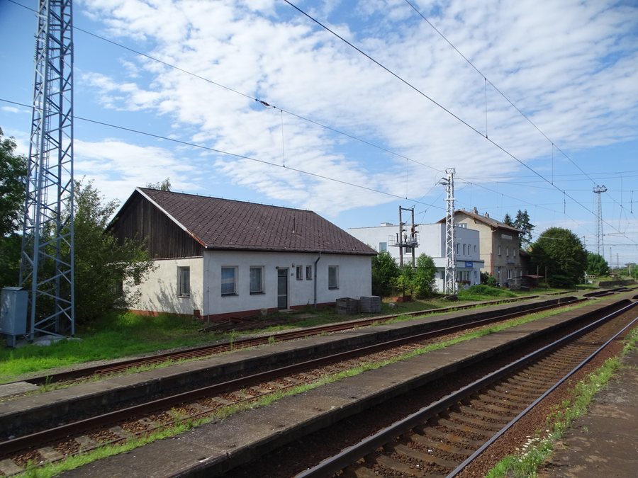 File:Vlkaneč, nádraží (01).jpg