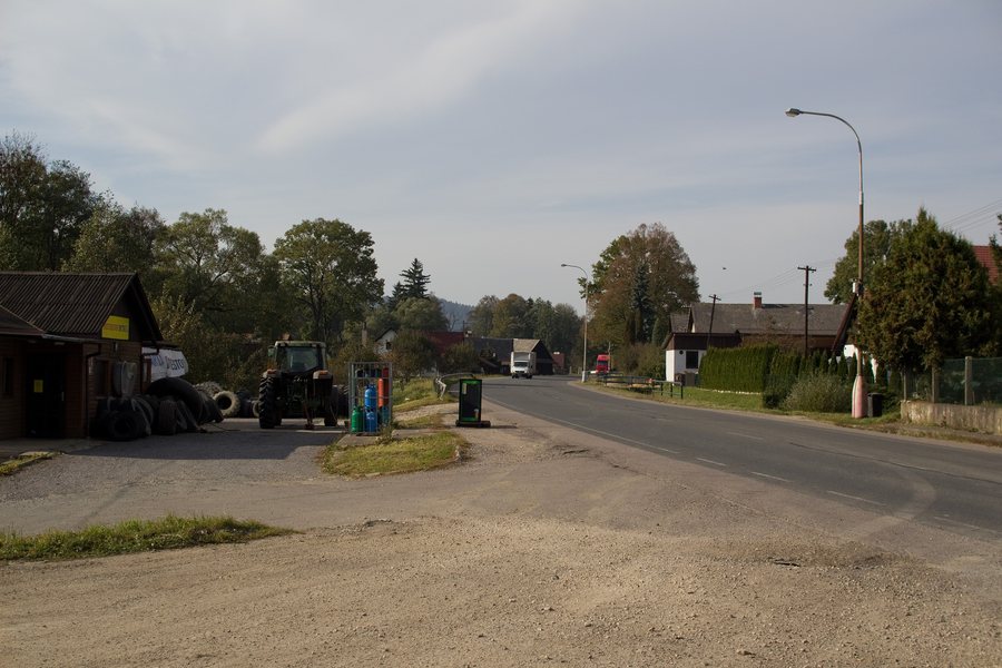 File:České Libchavy, parkoviště.jpg