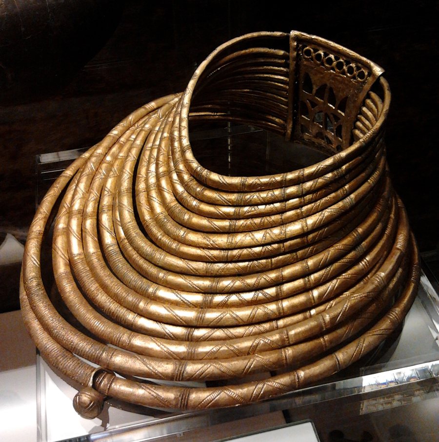 File:Bronze pectoral from Mrowino.jpg
