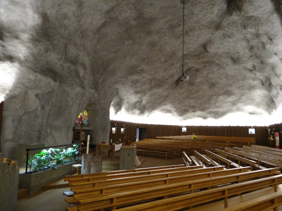 File:Raron Felsenkirche.jpg