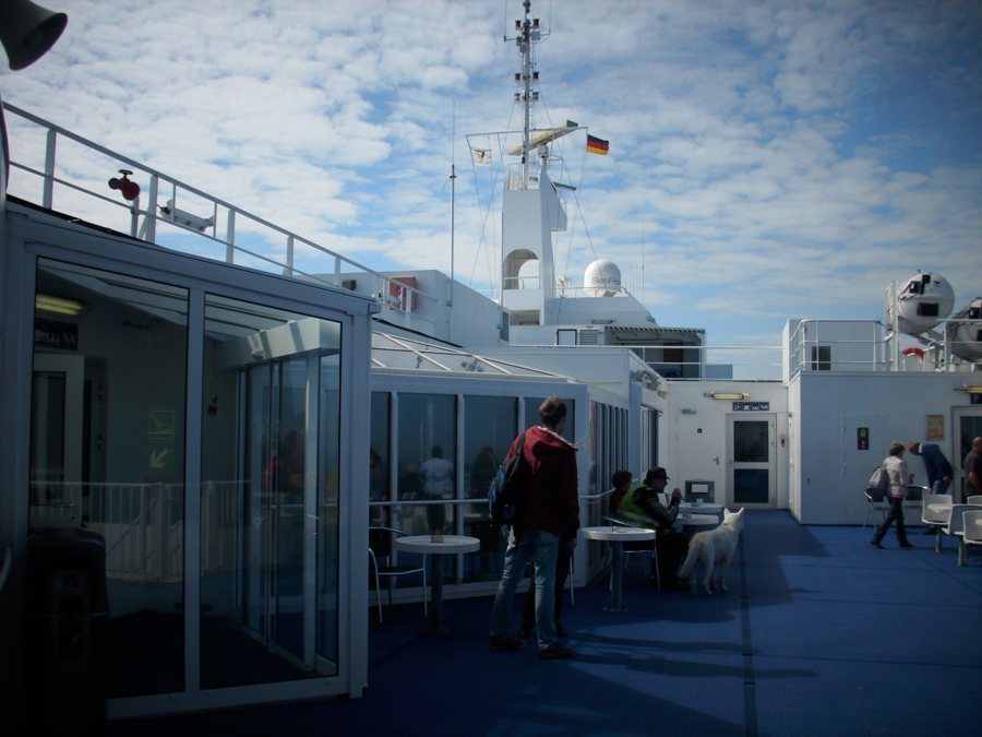 Passagers et chien sur le pont d’un ferry