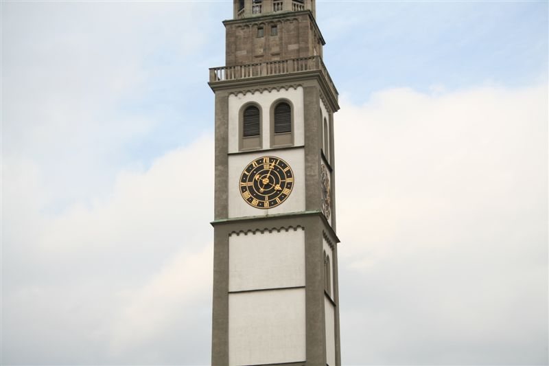 Tour en pierre avec une horloge