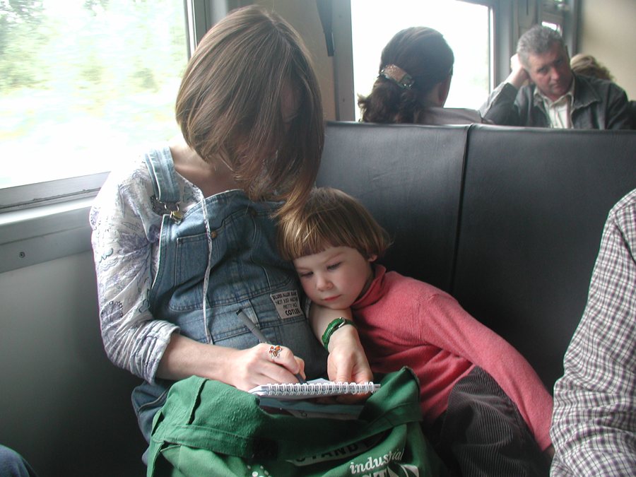 Une femme et un enfant dans un train